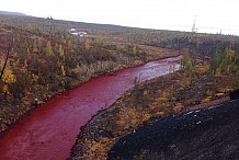 Russie: Une rivière se colore de rouge vif